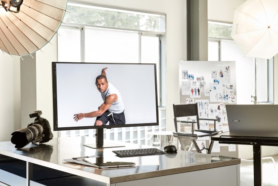 „Samsung“ pristatė 2024 m. monitorius: ypatingi OLED ekranai ir dar patogesnis naudojimasis