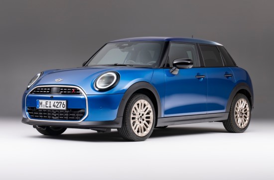 Pristatė naująjį 5 durų „Mini Cooper“ – salono apšvietimą parinks pagal jūsų įkeltą nuotrauką