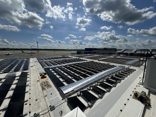 Ant naujojo Vilniaus oro uosto išvykimo terminalo stogo sumontuoti saulės energijos moduliai