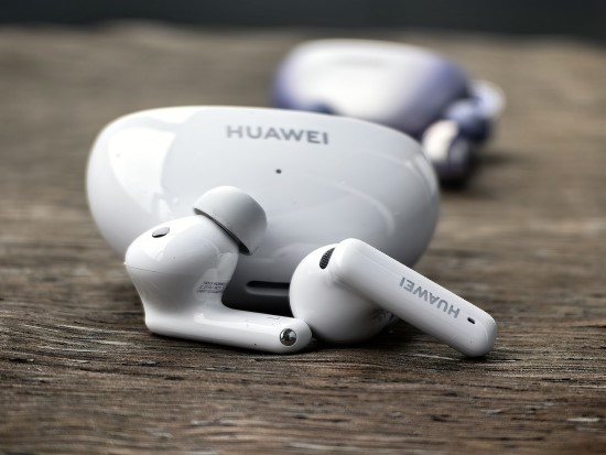 Pristatytos belaidės ausinės „Huawei FreeBuds 6i“