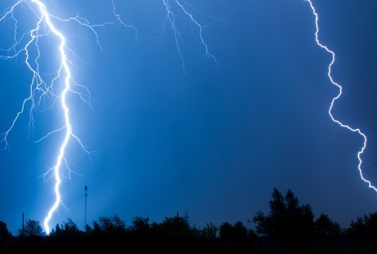Mokslininkas apie žaibo reiškinį: į tą pačią vietą gali trenkti ir dukart