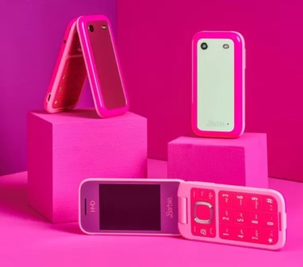 HMD ir „Mattel“ pristatė išskirtinį telefoną: atskleistos visos „HMD Barbie“ įrenginio savybės