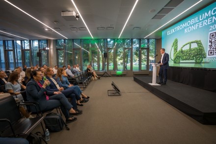 Elektromobilumo konferencijoje ekspertai užtikrino – elektra varomo transporto bus vis daugiau, o infrastruktūra – vis patogesnė