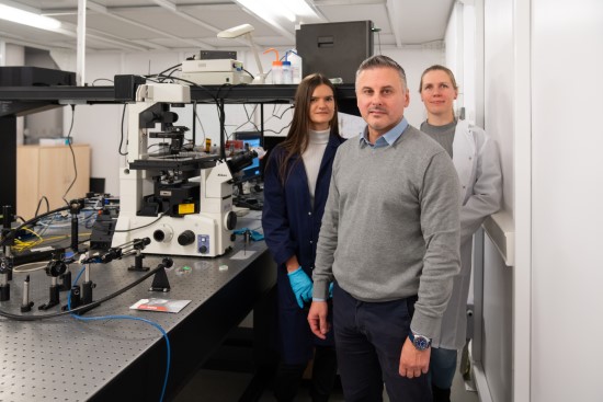 FTMC Lazerinių technologijų  skyriaus Plazmonikos ir nanofotonikos laboratorijos darbuotojai dokt. Justina Anulytė, prof. dr. Zigmas Balevičius ir dr. Ernesta Bužavaitė-Vertelienė. Hernandez & Sorokina / FTMC nuotrauka