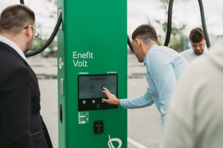 „Enefit Volt“ elektromobilių įkrovimo tinklas Lietuvoje auga trečdaliu