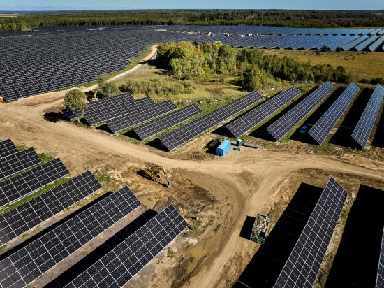 Veiklą pradėjo didžiausias Baltijos šalyse saulės energijos parkas