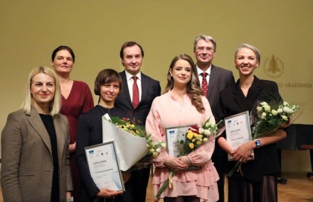 Lietuvos laureatės ir jas sveikinę asmenys. Virginijos Valuckienės nuotr.