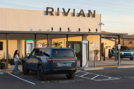 „Rivian“ plečia savo elektromobilių įkrovimo tinklą