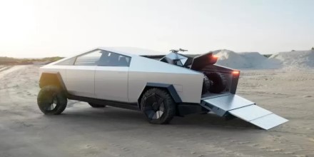 „Tesla“ apkarpė „Cybertruck“ pasirinkimo galimybes