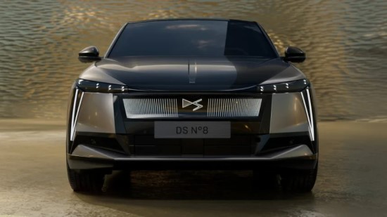 „DS Automobiles“ pristato naujausią savo elektrinį flagmaną – „DS N°8“ kupė