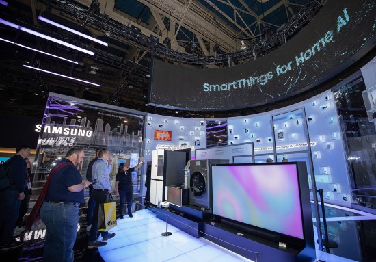 „Samsung“ CES parodos naujienos: DI gins namus nuo programišių ir atpažins šeimos narius