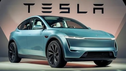 Atnaujintas „Tesla“ elektromobilis šluojamas iš prekybos vietų