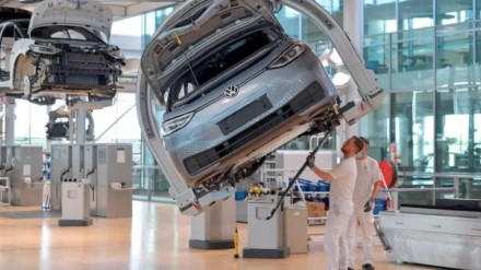 Automobilių rinkoje – visiškas chaosas: ekspertai prognozuoja gamyklų uždarymus ne tik JAV, bet ir Europoje