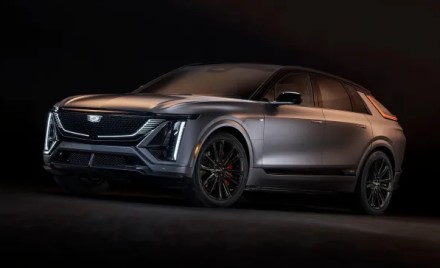 „Cadillac“ pristatė pirmąjį savo elektrinį visureigį „Lyriq-V“